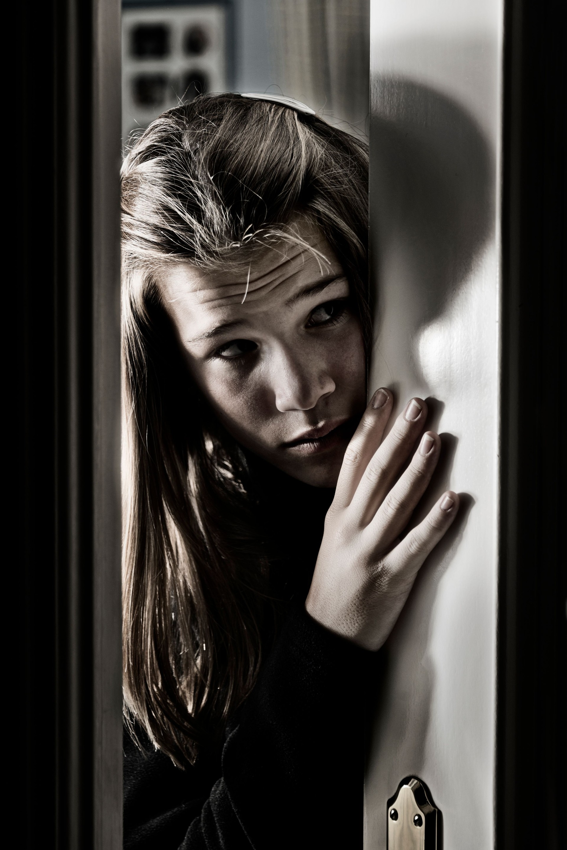 La jeune fille à la porte