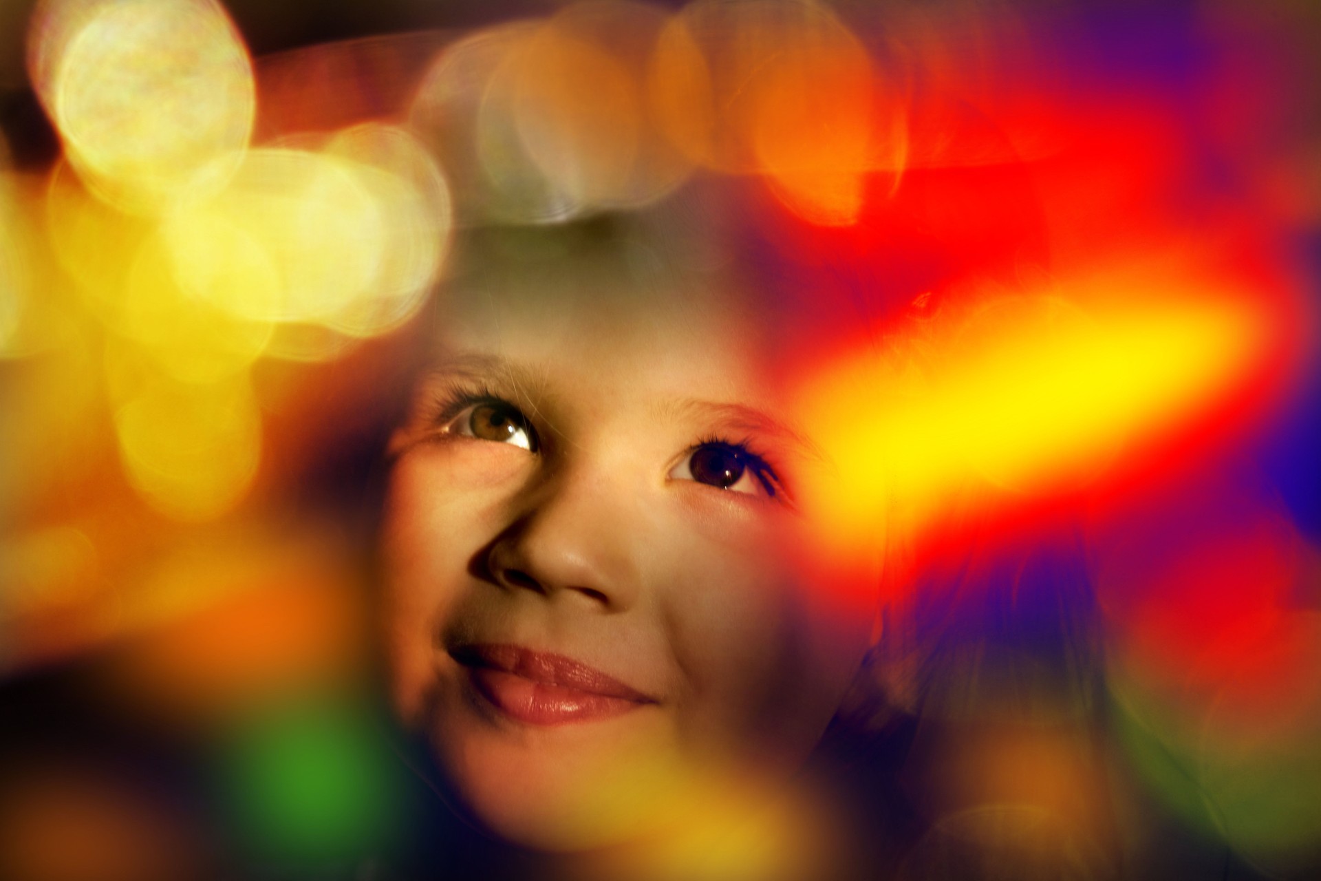 Heureuse fille enfant souriante dans le monde virtuel. Éclairage au néon. Espace éthéré. Lumière clignotante colorée floue. Futuriste, jeu vidéo